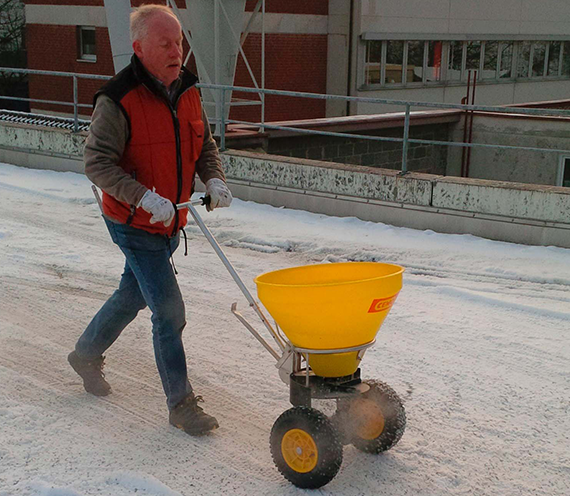 Épandeur à sel porté CEMO SA530 - Capacité 530 Litres