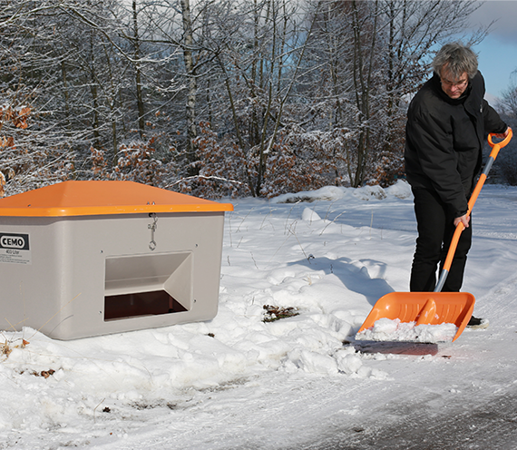 [Translate to Französisch:] CEMO GFK Schneeschaufel und Streugutbehälter